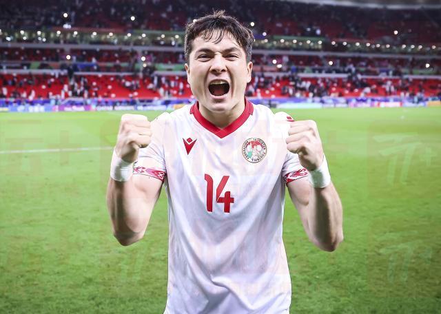 1708223279183096730.jpg 6-塔吉克队14号舒库罗夫将是国奥队不可或缺的中场防守型球员.jpg